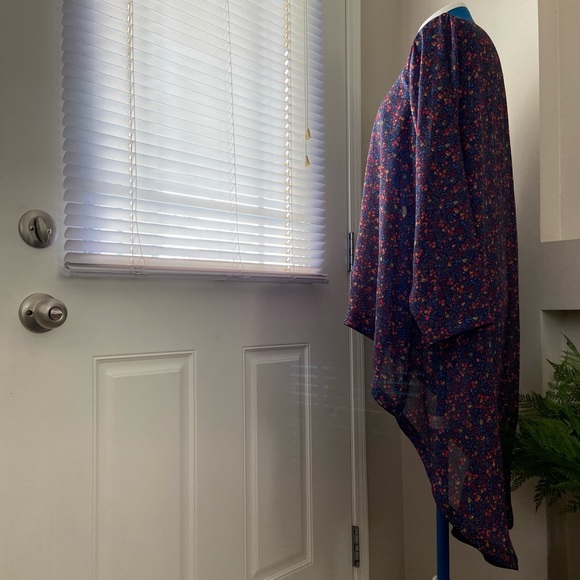 Black Floral print sheer women kimono asymmetrical hemline top. One size. Used. - Picture 2 of 13